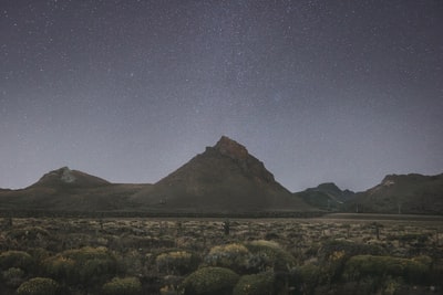 夜晚星空下的棕色山脉